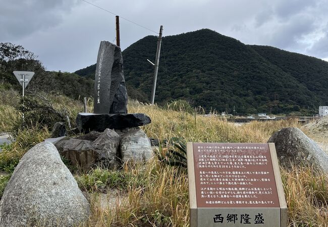 県道沿いに碑がある