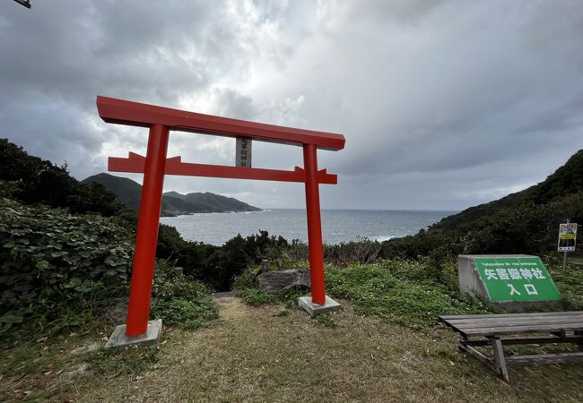 洞窟の中にある神社