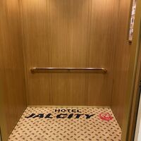 エレベーターにはJALのロゴ