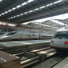 AVEと並んで停車中のAvant