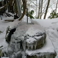 水は凍らずに流れている手水鉢