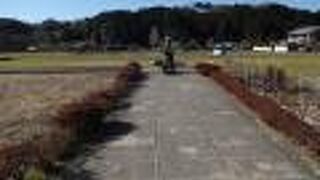 畑と空き地らしき場所の近くにありました。