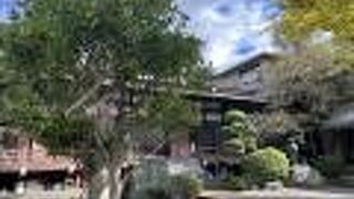 茅葺屋根の山門がみごと