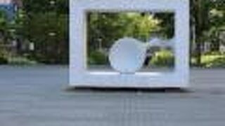 狸小路二条広場の一角にある安田侃作品