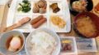 朝はホテルの朝食会場に…