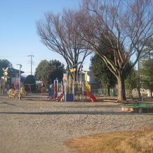 南側にある子供向けの公園の様子