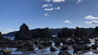 突然現れる大きな奇岩群