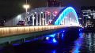 夜は側面が青色に