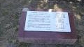 明日香村埋蔵文化財展示室の建物の北側にあります。