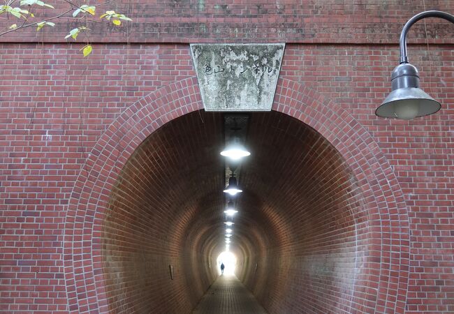 綺麗な馬蹄型のトンネル