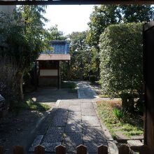 山門から見える境内