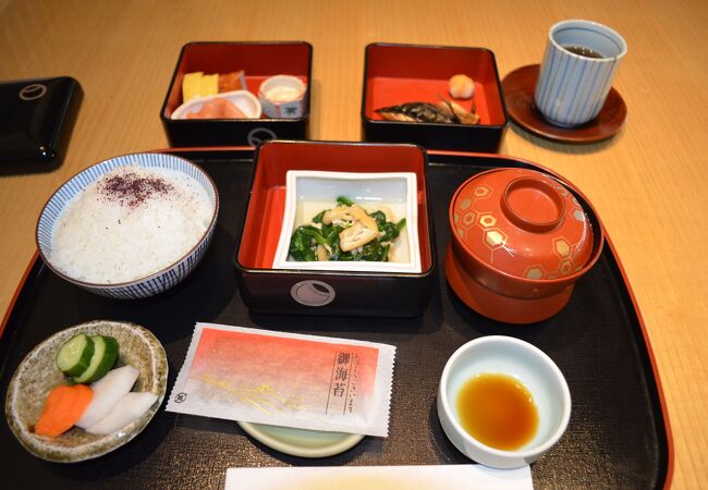 宿の朝食でした