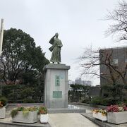 隅田区役所前のうるおい広場にあります