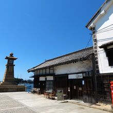 街並みと常夜灯。