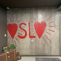 ホテルの入口のアートが可愛い。