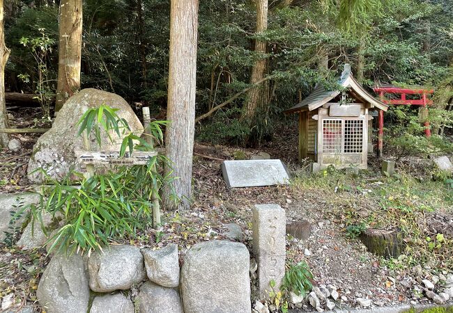 石碑と鳥居