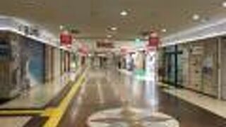 博多口、ちょうど駅前広場の地下に広がります