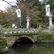 上杉神社正面口に架かる橋