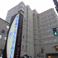 鉄筋コンクリート10階建ての建物、沖縄サンプラザホテル。