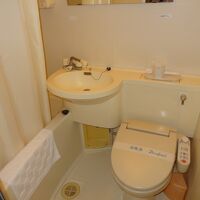 客室のユニットバス。トイレはウォッシュレット付きです。