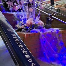 エスカレータで 地下街へ