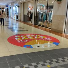 メイン通路以外は 閑散と   平日午後