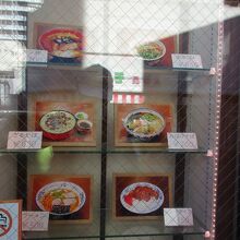 店の入り口のショーケース