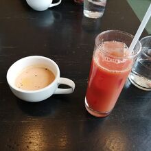 愛知県産玉葱と人参のスープとブラッディオレンジジュース