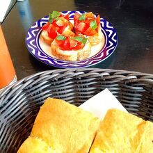 奥の「厳選トマトのブルスケッタ」680円は想像より小ぶり