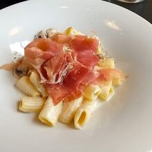 「パルマ産生ハムとマッシュルームのクリームソース」1300円