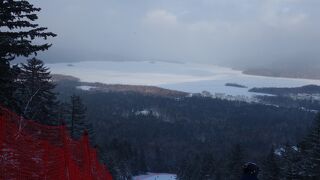 冬の凍結した阿寒湖とスキーが同時に楽しめます