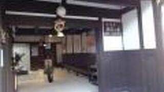 奈良町の伝統的な町家を再現している施設です。