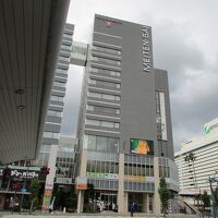 徳島駅前の新しい再開発ビル「名店街ビル」に入居しています。