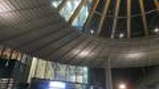 斬新な建物です