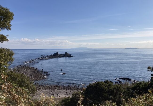 真鶴岬の先端から沖合にあるスピリチュアルな岩
