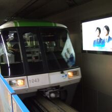 黄緑と水色を使った明るい車両です