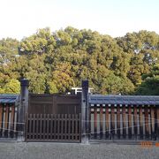ＪＲ奈良駅から三条通りを歩いて近鉄奈良駅に向かう途中、通りの左側にありました。