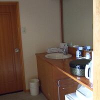 洗面台とお茶セット、奥にお手洗い