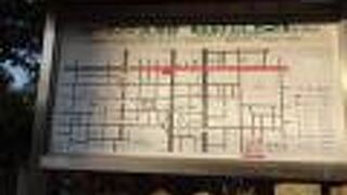 交通量の多い通りでした。