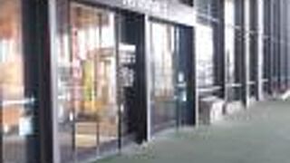 無料シャトルバスでターミナルを行き来できます