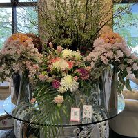 華やかな花のロービー。