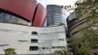 シネコン、美術館、劇場もある、大型複合施設です。