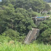 地震直後の崩壊した状態のままに残っていました。