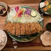 彩り鮮やかで美味しい大和ポークのとんかつはお肉が柔くて美味しい。