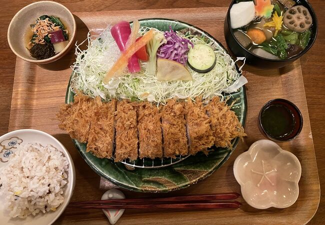 彩り鮮やかで美味しい大和ポークのとんかつはお肉が柔くて美味しい。