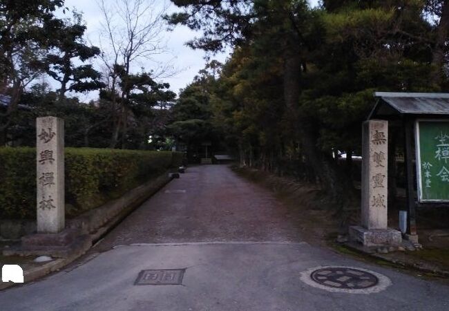 広大な境内を有する寺院