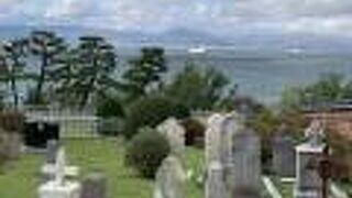 海が見渡せる静かな墓地