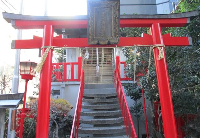 コンパクトな造りの神社です