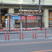 バス乗り場は、スタバの前