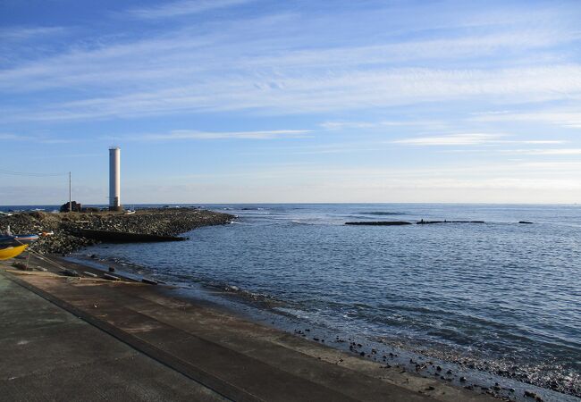 岩と砂が混じり合っているような海岸